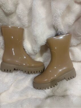 Lemon Jelly Women’s Beige Gloss Rain Boots size 8